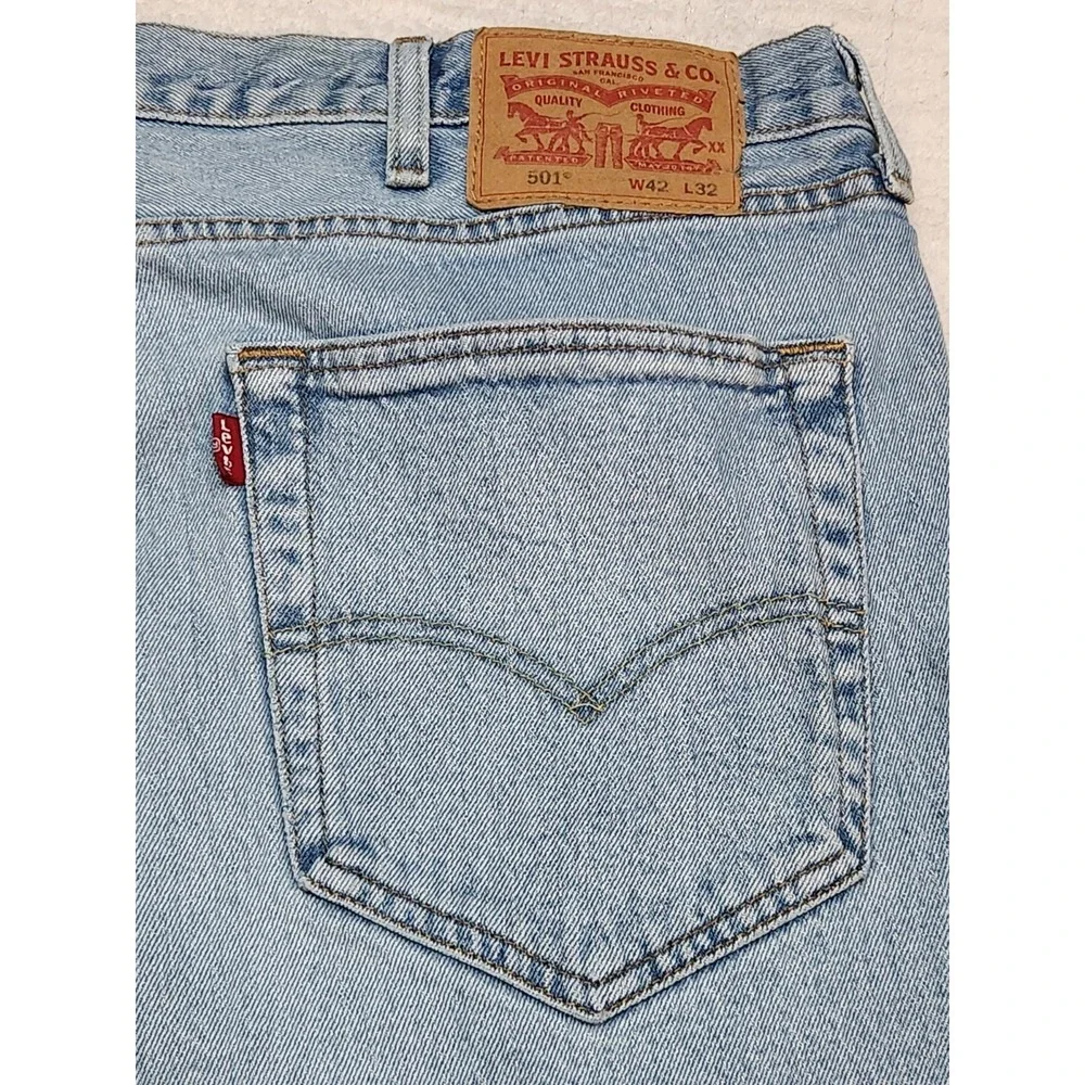Levi's Men's Size 42x32 501 Jeans Medium Wash Button Fly 100% Cotton Classic
